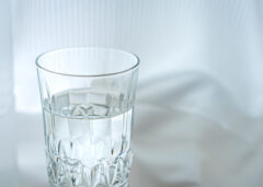 コップ一杯の水